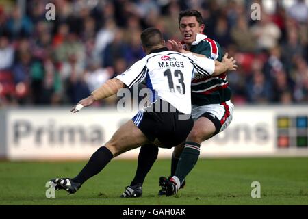 Bath's Kevin Maggs (l) Tackles Leicester Tigers' Rod Kafer (r) Foto Stock