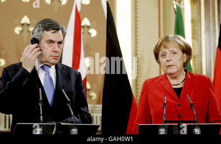 Il primo ministro britannico Gordon Brown, (sinistra), ascolta la cancelliera tedesca Angela Merkel in una conferenza stampa presso il Ministero degli Esteri di Londra. Foto Stock