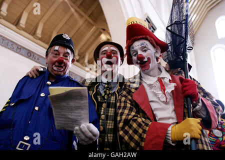 Clown all'annuale Grimaldi Memorial Service che celebra il clown di Londra Joseph Grimaldi, presso la chiesa della Santa Trinità, a est di Londra. Foto Stock