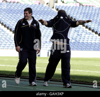 Rugby Union - Conferenza stampa della Scozia - Murrayfield - Edimburgo. I giocatori scozzesi Ross Ford ed Euan Murray(r) si arranchano dopo la conferenza stampa a Murrayfield, Edimburgo. Foto Stock