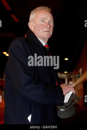 Busby Babe Harry Gregg arriva per un servizio commemorativo a Old Trafford, Manchester, per l'incidente aereo di Monaco, nel 50° anniversario del disastro in cui sono morti 8 giocatori del Manchester United. Foto Stock