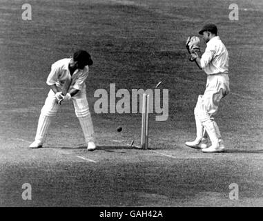 L'Australia Len Darling (l) è un'inginocchiata pulita dall'inglese Hedley Verity (non in figura) Come il wicketkeeper inglese Les Ames (r) guarda sopra Foto Stock