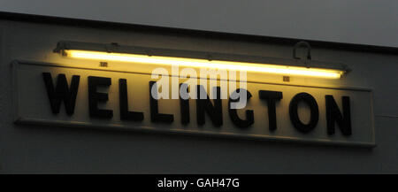 Il museo galleggiante HQS Wellington, la biblioteca e il ristorante ormeggiati sul Tamigi, accanto al Victoria Embankment. Il Wellington, costruito nel 1934, servì nell'Atlantico del Nord in missione di scorta durante la seconda guerra mondiale e fu coinvolto nell'operazione Dynamo, l'evacuazione delle truppe da Dunkerque. Foto Stock