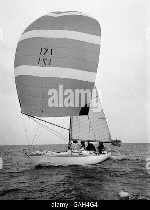 AJAX NEWS FOTO. 1971.SOLENT, Inghilterra. - Prove di yacht - faretra vi viene sottoposto a prove di vela dopo essere stato lanciato da builder Camper & Nicholson a Gosport. Foto:JONATHAN EASTLAND/AJAX REF:357117/9/YA/FARETRA VI. Foto Stock