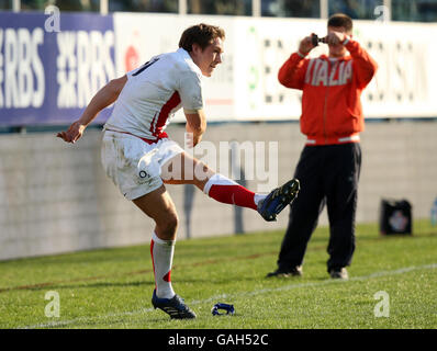 L'inglese Jonny Wilkinson converte la loro seconda prova e in questo modo raggiunge 1000 punti per l'Inghilterra durante la partita RBS 6 Nazioni allo Stadio Flaminio, Roma, Italia. Foto Stock