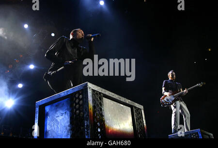 La rock band Linkin Park si esibisce presso la O2 Arena nel sud-est di Londra. Foto Stock