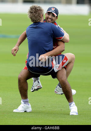 Inghilterra Ravi Bopara (di fronte) e Luke Wright durante un riscaldamento alla Lincoln University, Lincoln, Nuova Zelanda. Foto Stock