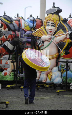 Il personale ha messo fuori gli articoli per la vendita come il reparto di Blackpool Illuminations vende fuori alcune delle loro creazioni di cattura dell'occhio per la prima volta. Foto Stock