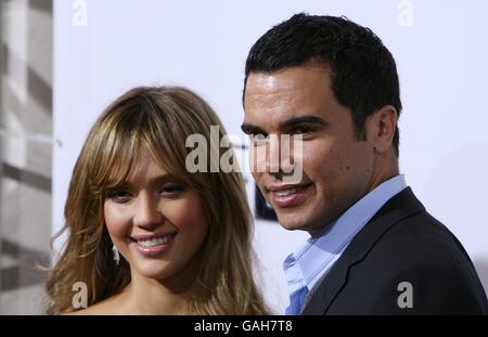 La prima di The Eye - Los Angeles. Jessica Alba e Cash Warren arrivano alla prima di The Eye al Pacific Cinerama Dome di Los Angeles. Foto Stock