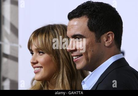 Jessica Alba e Cash Warren arrivano alla prima di The Eye al Pacific Cinerama Dome, Los Angeles. Foto Stock