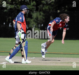 Cricket - sessione di formazione Inghilterra - Lincoln University. Ryan Sidebottom in azione presso il New Zealand High Performance Center, Lincoln University, Lincoln, Nuova Zelanda. Foto Stock