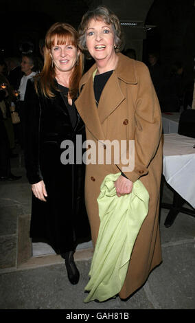 Sarah Ferguson e Penelope Keith hanno raffigurato durante l'importanza di essere seriamente dopo la festa al Cafe nella cripta, St.Martin in the Fields, centro di Londra. Foto Stock