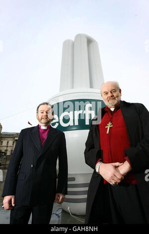 Il vescovo di Liverpool e il vicepresidente di Tearfund, James Jones (a sinistra) e il vescovo di Londra Richard Chartres sono raffigurati con una grande lampadina gonfiabile a risparmio energetico per iniziare una Carbon Fast for Lent, a Trafalgar Square, Londra. Foto Stock