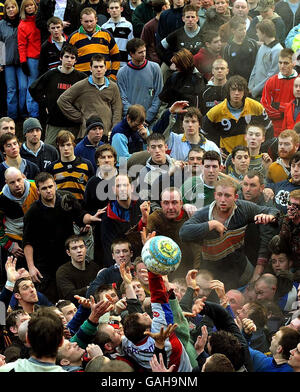 Calcio Shrovetide. I partecipanti hanno suonato nella partita di calcio Ashbourne Shrovetide ad Ashbourne, Derbyshire. Foto Stock