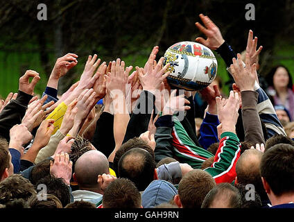 Nella foto i partecipanti hanno giocato nella partita di football Ashbourne Shrovetide ad Ashbourne, nel Derbyshire. Foto Stock