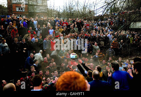 Nella foto i partecipanti hanno giocato nella partita di football Ashbourne Shrovetide ad Ashbourne, nel Derbyshire. Foto Stock