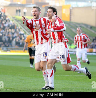 Il Rory Delap di Stoke City celebra il punteggio contro Wolverhampton Wanderers con il compagno di squadra Paul Gallagher durante la partita del campionato Coca-Cola a Molineux, Wolverhampton. Foto Stock