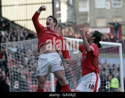 Jonathan Macken di Barnsley celebra il suo secondo gol con Dennis Souza durante la partita del Coca-Cola Championship a Oakwell, Barnsley. Foto Stock