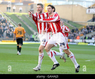 Il Rory Delap di Stoke City celebra il punteggio contro Wolverhampton Wanderers con il compagno di squadra Paul Gallagher durante la partita del campionato Coca-Cola a Molineux, Wolverhampton. Foto Stock