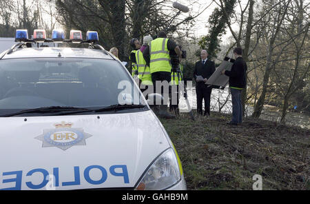 Sup. Geraint Jones della polizia di Cheshire partecipa alla ricostruzione della BBC Crimewatch dell'omicidio di Shafilea Ahmed sulle rive del fiume Kent a Sedgwick, Cumbria. Foto Stock