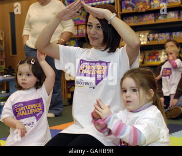 Il presentatore TV Sarah Cawood, con i bambini locali Scarlett, 2, a sinistra e Isobella, 3 durante il Chatterbox Challenge presso l'Early Learning Center, Lakeside Shopping Center, West Thurrock. Foto Stock