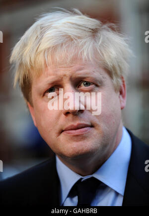 Boris Johnson MP, candidato conservatore per il sindaco di Londra alle prossime elezioni Mayoral del 1° maggio, in visita alla sede della British Transport Police di Londra oggi. Foto Stock