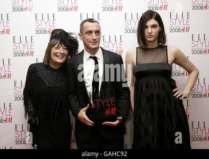 Richard Nicoll accompagnato da Hilary Alexander (a sinistra) con il premio per Young Designer ai ELLE Style Awards 2008, The Westway, Off Latimer Road, W10 Foto Stock