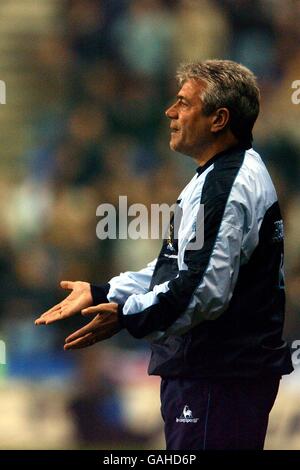 Kevin Keegan, manager di Manchester City, chiede maggiore impegno I suoi giocatori come si schiantano fuori a Wigan Athletic dentro La Coppa Worthington Foto Stock