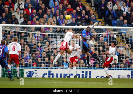 Darren Ward, il portiere della foresta di Nottingham, si allontana da una testata Darren Powell di Crystal Palace Foto Stock