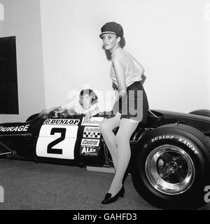 Jackie Stewart è Unito da un modello per fare pubblicità a Dunlop pneumatici Foto Stock