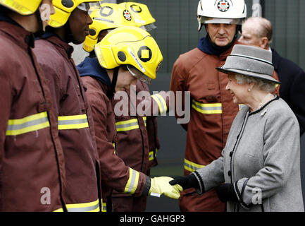 La Regina Elisabetta II incontra il pompiere Griff Williams dopo aver aperto ufficialmente la nuova sede centrale della Brigata dei vigili del fuoco di Londra a Union Street, Southwark, Londra. Foto Stock