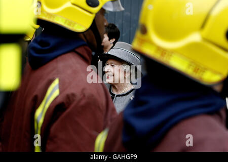 La Regina Elisabetta II della Gran Bretagna apre ufficialmente la nuova sede della Brigata dei vigili del fuoco di Londra a Union Street, Southwark, Londra. Foto Stock