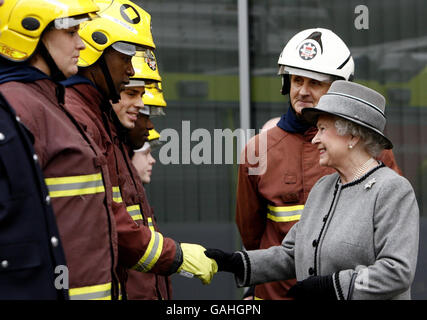 La Regina Elisabetta II della Gran Bretagna incontra i vigili del fuoco dopo l'apertura ufficiale della nuova sede della London Fire Brigade a Union Street, Southwark, Londra. Foto Stock