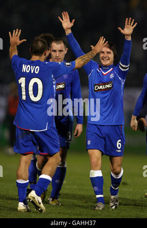 Barry Ferguson (a destra) celebra il capitano dei Rangers con Nacho Novo dopo la partita della Coppa UEFA allo stadio Apostolos Nikolaidis, Atene, Grecia. Foto Stock