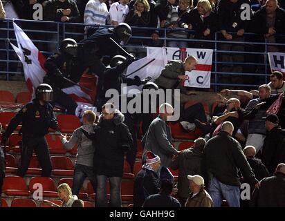 La polizia di Riot si sposta sui tifosi di Bolton Wanderers nelle tribune verso la fine del gioco. Foto Stock