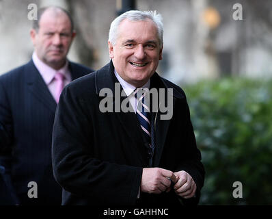 Irish Taoiseach Bertie Ahern arriva al tribunale di Mahon a Dublino, per iniziare il suo secondo giorno di prove in un'indagine pubblica sulle sue finanze personali. Foto Stock