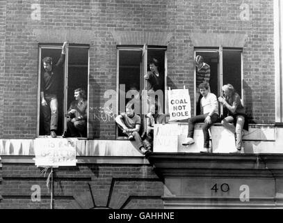 Vista generale del National Coal Board HQ di Londra oggi - i minatori occupano gli uffici del primo piano a Hobart House, Grosvenor Place, e manifesti smontati dalle finestre dell'ufficio che esprimono le loro opinioni. Foto Stock