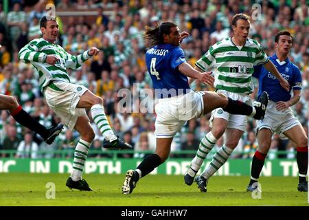 (L-R) Chris Sutton di Celtic ospita l'obiettivo equalizzante AS Lorenzo Amoruso dei Rangers tenta senza successo di bloccare mentre i gioini dei Celtici Valgaeren e Barry Ferguson di Rangers guardano Foto Stock