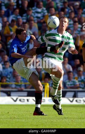 Joos Valgaeren (r) di Celtic va per la palla con Rangers' Shota Arveladze (l) Foto Stock