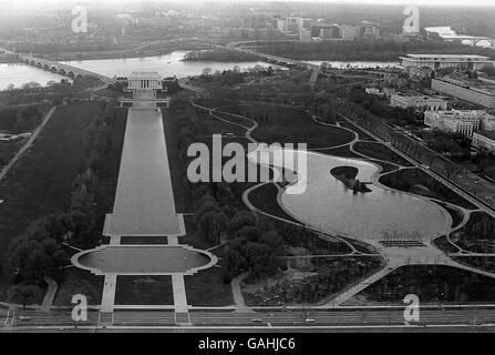 Stati Uniti Washington DC Vista del Lincoln Memorial dal Monumento di Washington 1977 1978 B&W stagno riflettente Foto Stock