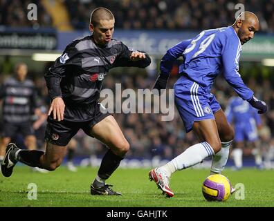 Calcio - Barclays Premier League - Chelsea v Reading - Stamford Bridge. Ivar Ingimarsson di Reading e Nicolas Anelka di Chelsea lottano per la palla Foto Stock