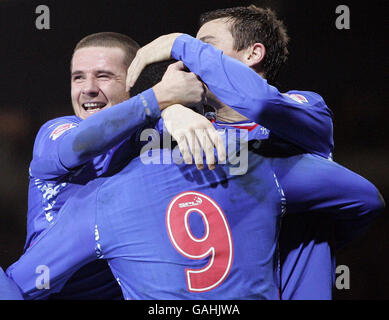 Jean Claude Darcheville (centro) di Rangers celebra il suo obiettivo con i compagni di squadra durante la partita semifinale della CIS Insurance Cup ad Hampden Park, Glasgow. Foto Stock