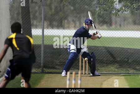 Il reverse Kevin Pietersen in Inghilterra tira durante una sessione netta al New Zealand High Performance Center, Lincoln, Nuova Zelanda. Foto Stock