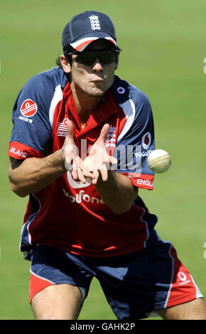 Cricket - sessione di formazione Inghilterra - Lincoln University. Alastair Cook in Inghilterra durante la pratica di fuoco al New Zealand High Performance Center di Lincoln, Nuova Zelanda. Foto Stock