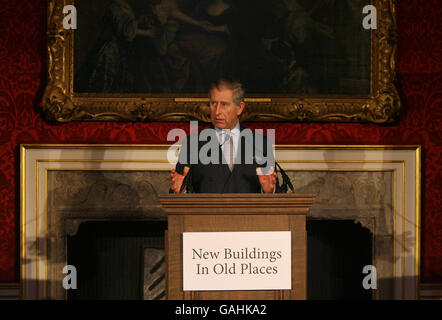 Il Principe del Galles ha tenuto un discorso durante il suo discorso alla conferenza "New Buildings in Old Places" all'interno del St James's Palace nel centro di Londra. Foto Stock