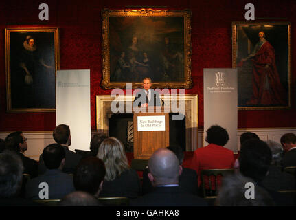 Il Principe del Galles ha tenuto un discorso durante il suo discorso alla conferenza "New Buildings in Old Places" all'interno del St James's Palace nel centro di Londra. Foto Stock