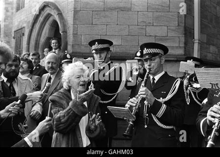 Accompagnato dalla Greater Manchester Police Band, Gracie Fields suona con una delle sue canzoni più famose, Sally, fuori dal Municipio di Rochdale. Foto Stock
