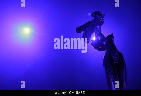 Uno stand per microfono progettato dal surrealista svizzero H. R. Giger (che ha progettato l'Alien nei film eponimi) utilizzato in concerto dalla rock band americana Korn, sul palco della Brixton Academy nel sud-ovest di Londra. Foto Stock