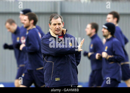 Calcio - Scotland Training Session - Stadio Strathclyde Holmes. George Burley, il nuovo direttore della Scozia, durante una sessione di allenamento allo Strathclyde Homes Stadium di Dumbarton. Foto Stock