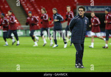 Calcio - Inghilterra / Svizzera - amichevole - Inghilterra allenamento - Stadio di Wembley. Inglese Football manager Fabio Capello durante la sessione di allenamento al Wembley Stadium di Londra. Foto Stock